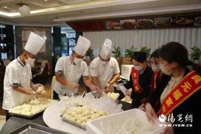 国庆送暖意 致敬劳动者——西安良元福宴餐饮公司及员工免费送餐近300份